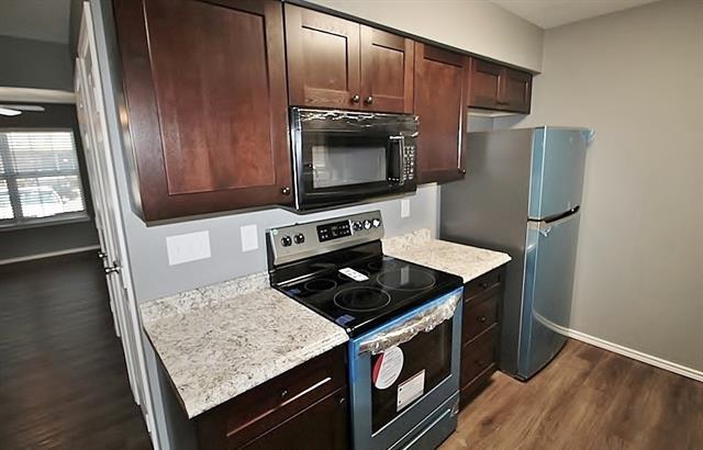 Building Photo - 921 Cedar Terrace