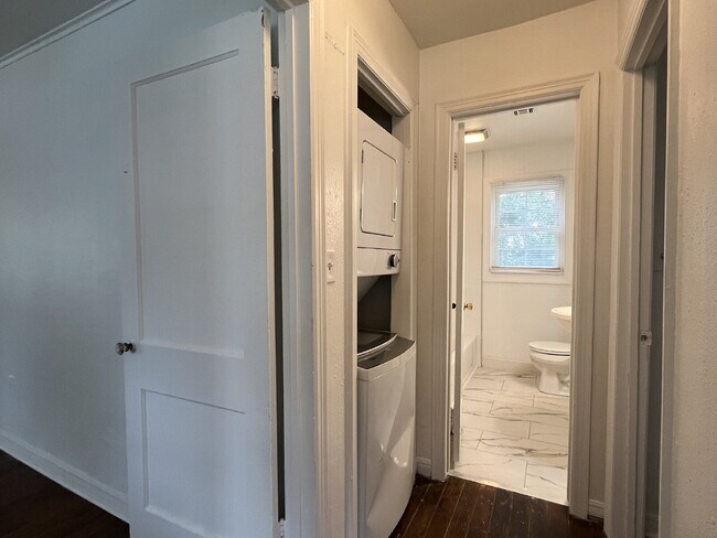 Building Photo - 3 Bedroom close to Campus!!