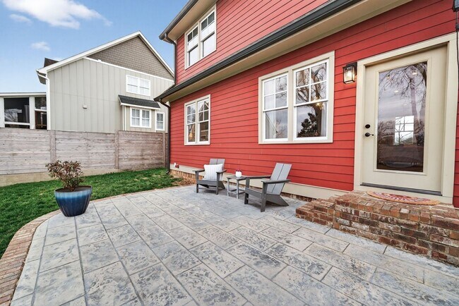 Building Photo - Great location, less than one mile from Historic Downtown Franklin.