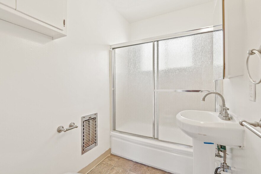 Building Photo - 978 S Barrington Ave