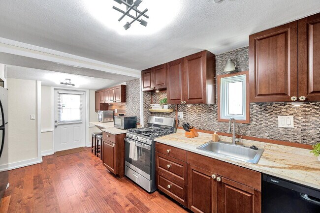 Building Photo - Fully Furnished Pool Home | Flexible Lease...