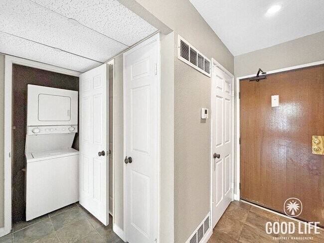 Building Photo - Inviting 1B/1.5BA Condo with Balcony in Cortez Hill
