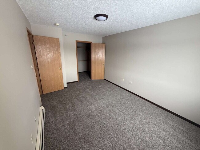Building Photo - 3 Bedroom | 2 Bathroom 2nd Floor Unit in Oelwein - AVAILABLE JUNE!