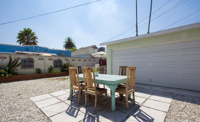 Garage - 5960 Lexington Ave