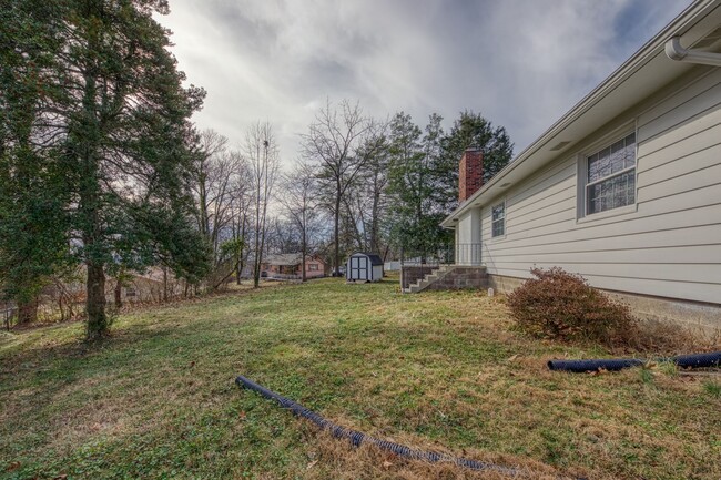 Building Photo - Oak Ridge 37830 - 3 bedroom 1 bath home - Contact Xavier Garcia 865-333-0726