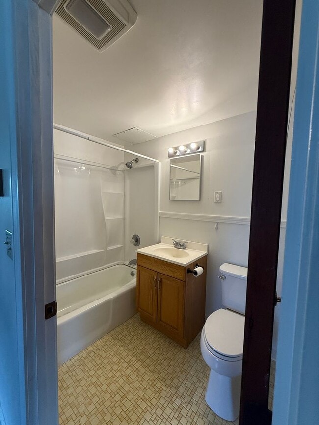 Building Photo - 1 bed 1 bathroom less than a mile from downtown!