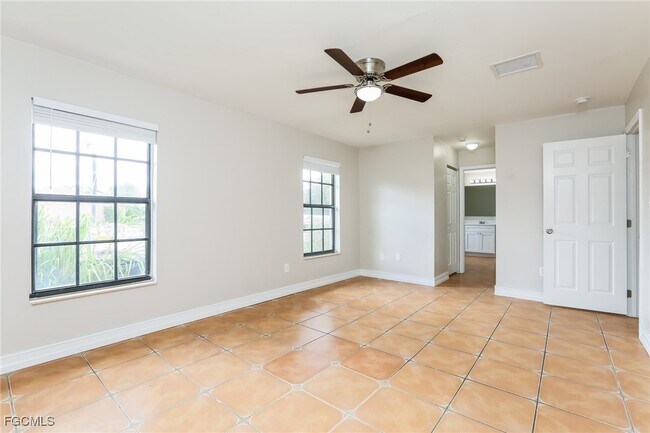 Building Photo - 717 Little Rock St E