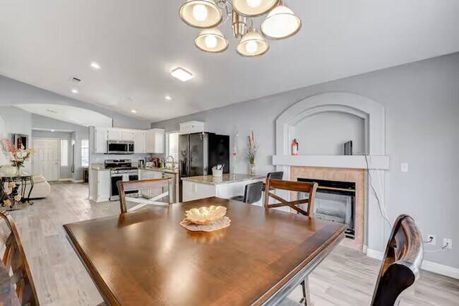 Building Photo - Short Term Rental & Furnished