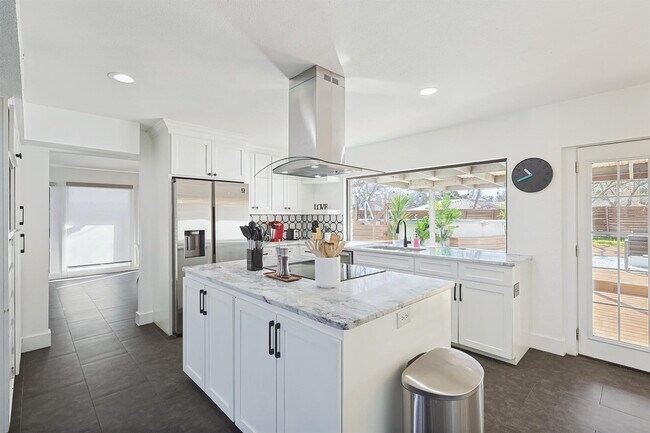 Building Photo - 313 Melorine Dr