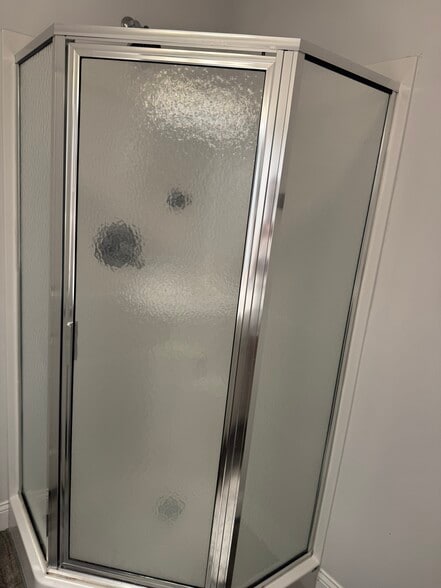 Standing shower in 2nd bath - 1768 W Countryside Ln