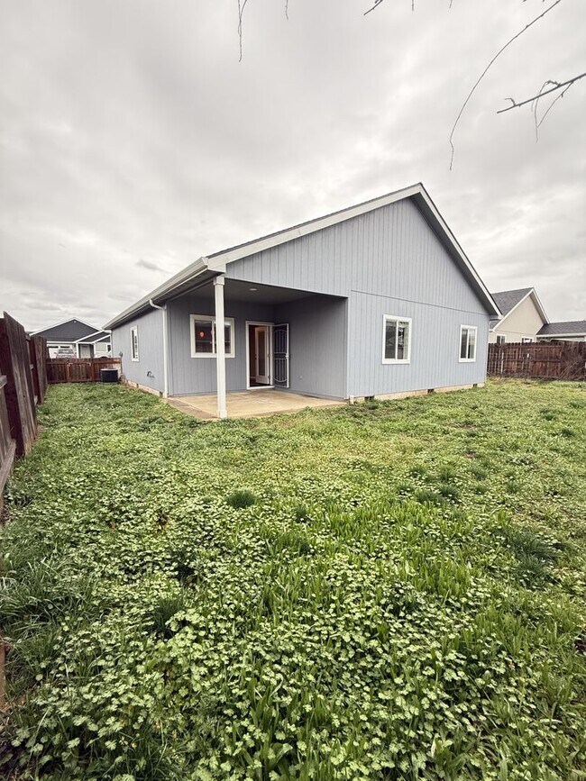 Building Photo - Quiet Cul-De-Sac Living in White City