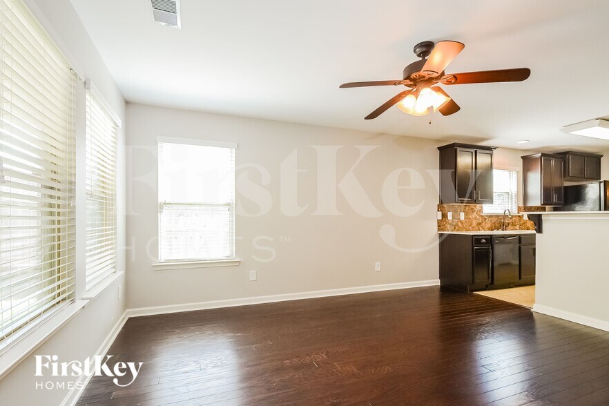 Building Photo - 465 W Park Dr