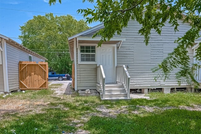 Building Photo - 3270 Reeves St