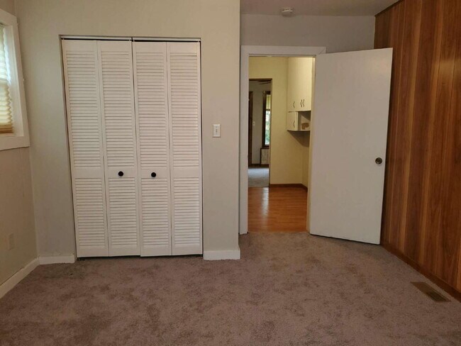 Building Photo - "Spacious 5-Bedroom Retreat with 3 Full Baths in Huntsville – Your Perfect Family Home Awaits!"