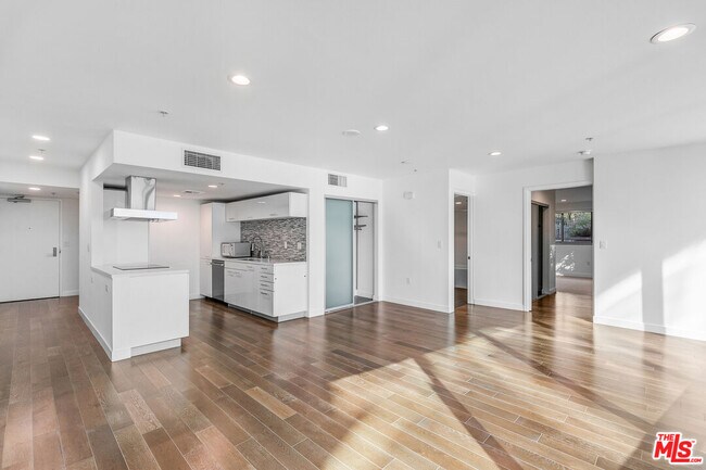 Building Photo - 901 Flower St