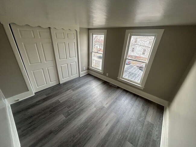 Building Photo - 535 Milton St