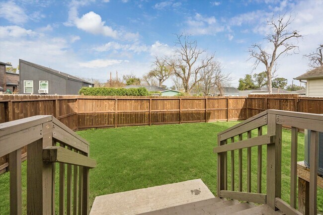 Building Photo - 701 E 40th St