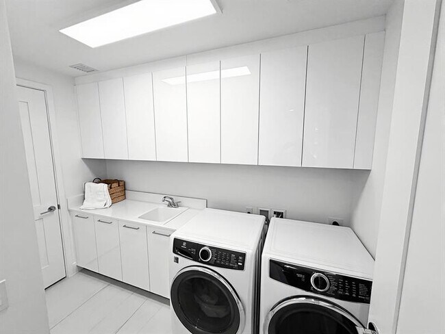 Building Photo - 151 N Seabreeze Blvd