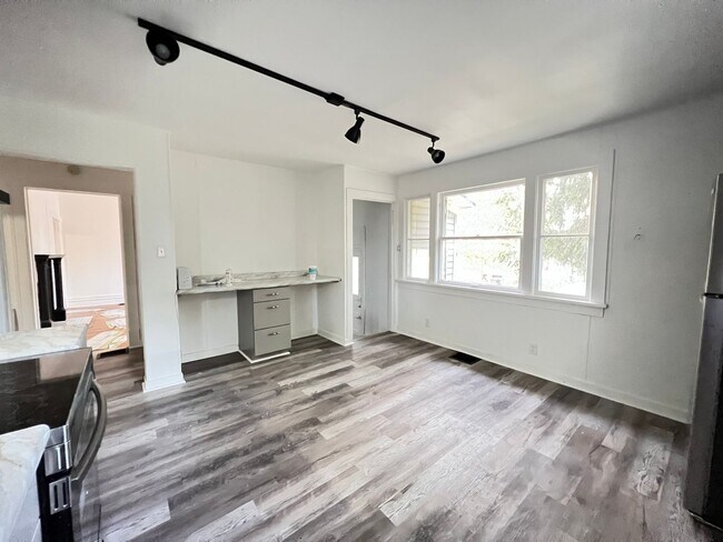 Building Photo - 3201 Fairfield Ave