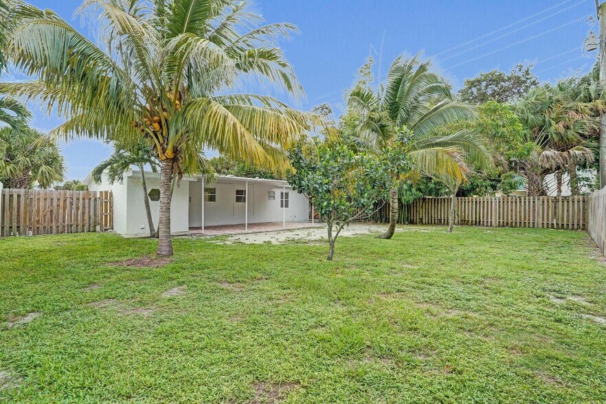 Building Photo - 1205 S Lake Dr