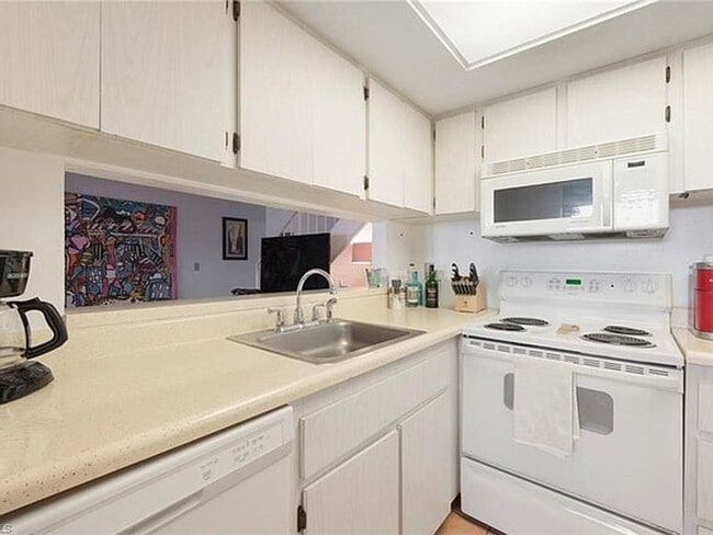 Building Photo - 2 Bedroom Condo with One Car Garage