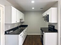 Building Photo - 3 Bed / 1 Bath / Detached Garage