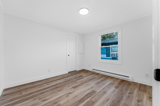 Building Photo - 702 E Park Ave