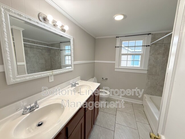 Building Photo - 1429 W Horah St