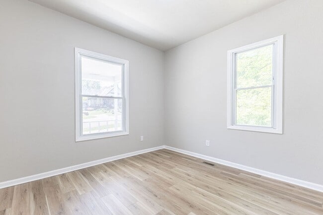 Building Photo - Remodeled 2-Bedroom Bungalow with Spacious Yard & 1-Car Basement Garage