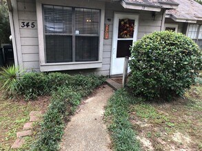 Building Photo - Two-Story 2 bed/2bath townhouse off Park Avenue!