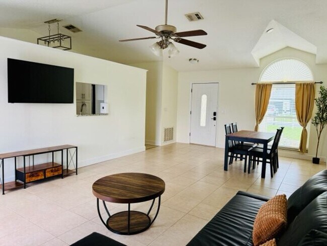 Building Photo - Kissimmee - 3 Bedroom, 2 Bathroom - $2,295.00