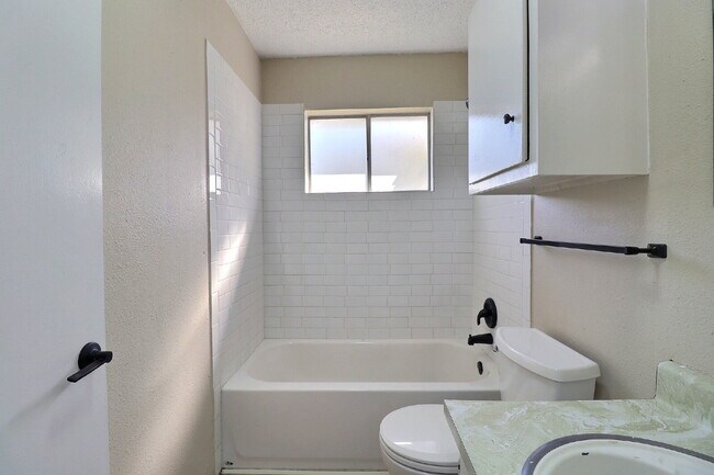 Building Photo - Cozy 3-Bed Home with Eat-In Kitchen & Covered Patio in Converse.