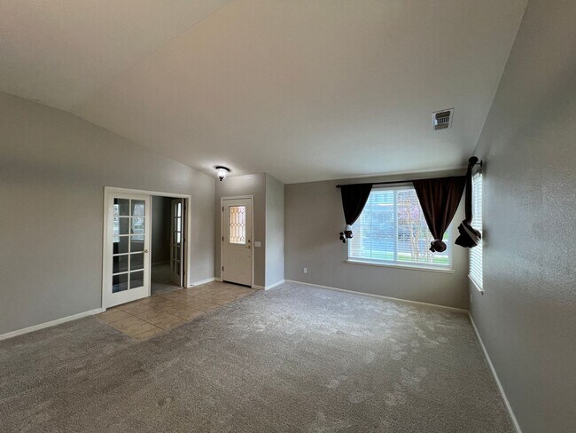 Building Photo - 4 bedrooms, an office and single-story home with a pool!!