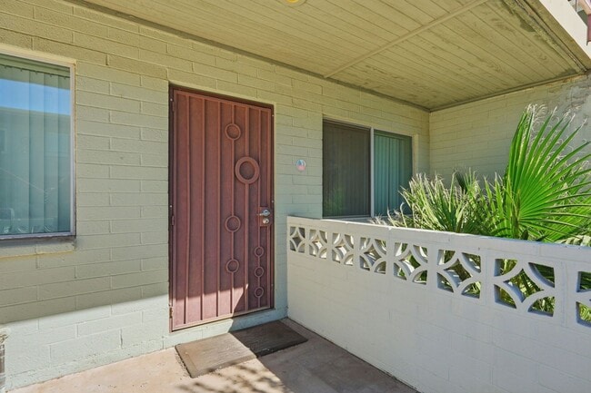 Building Photo - **Charming Condo Located in Central Phoenix**