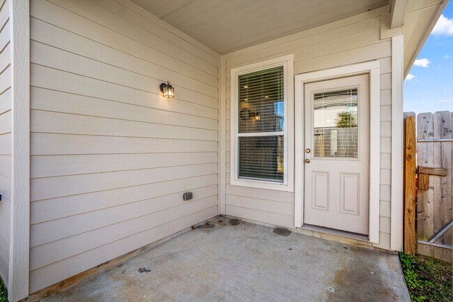 Building Photo - 2816 Madison Dr