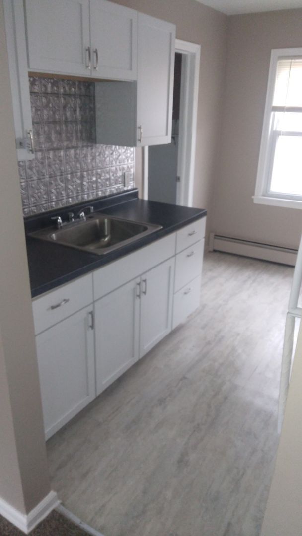 Building Photo - 2/1 brick Home CALL DIANA FOR A SHOWING AT...