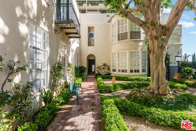 Building Photo - 1014 N Doheny Dr