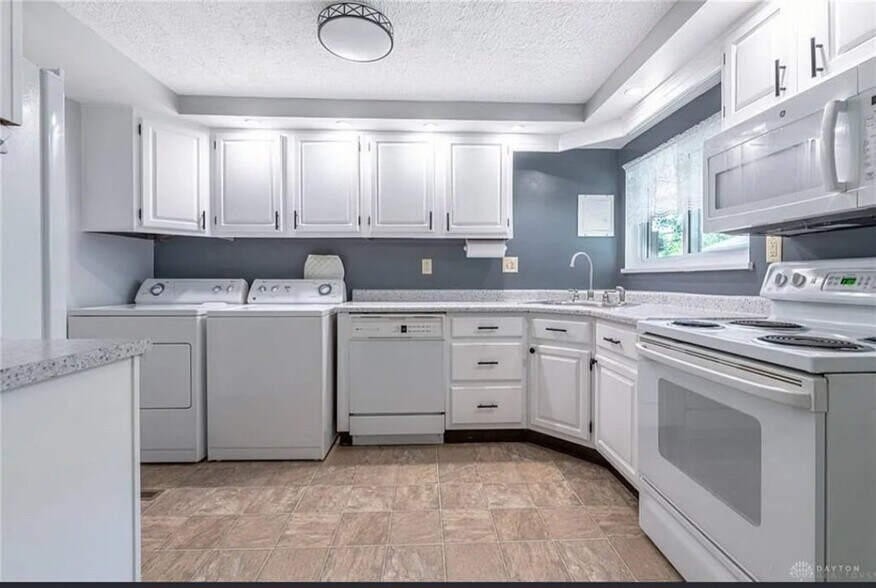 Building Photo - 1841 Mattis Dr