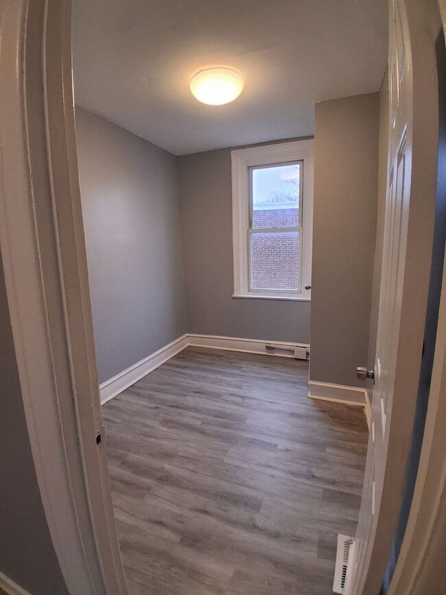 Building Photo - 3 BED 1 BATH HOME FOR RENT