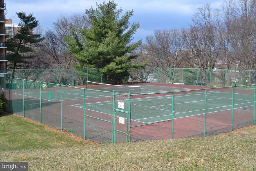 Tennis courts - 2300 Pimmit Dr