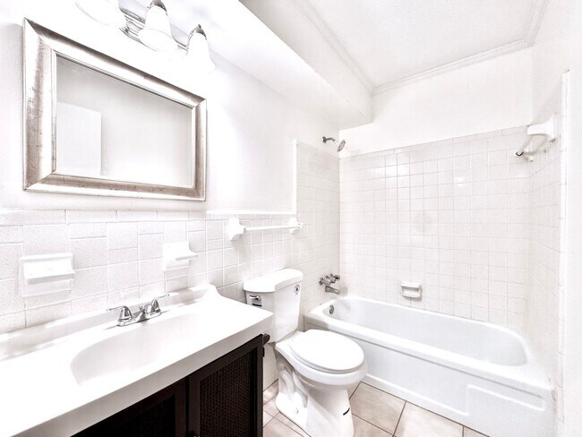 Building Photo - Spacious 2 Bed/2 Bathroom Condo in Bocage – Walk to Towne Center & Whole Foods!