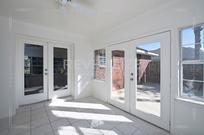 Building Photo - Lovely 3 Bed 2 Bath Brick Home Just Minutes from the Beach!