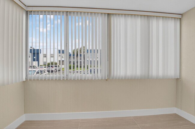 Building Photo - 538 Normandy Ln