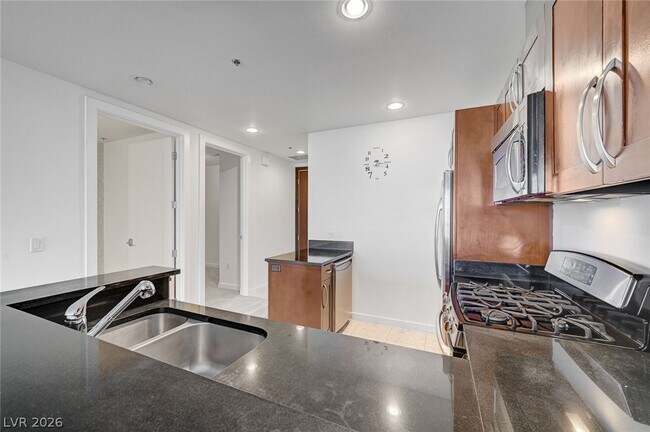 Building Photo - 4575 Dean Martin Dr