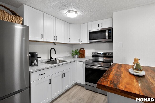 Building Photo - Charming Studio Condo in Denver