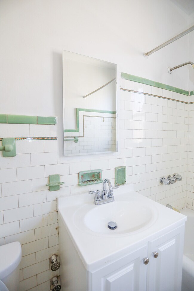 Building Photo - 7443 N Claremont Ave