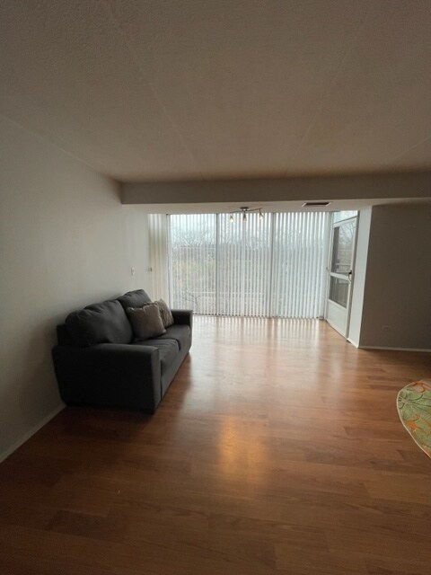 Building Photo - 1301 N Western Ave