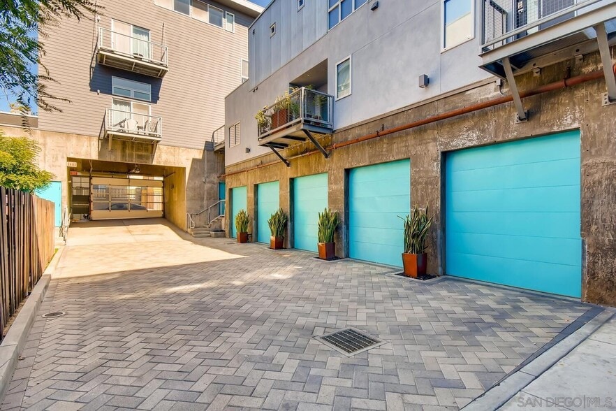 Building Photo - 991 Sigsbee St