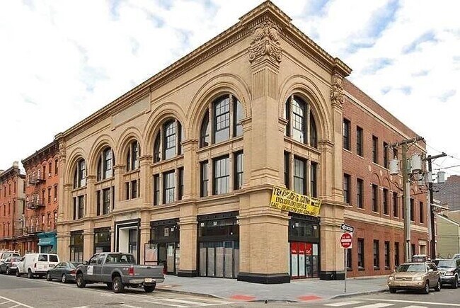 Building Photo - 8 Erie St