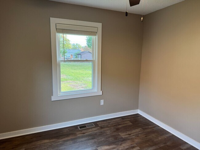 Building Photo - 516 Claremoor Ave